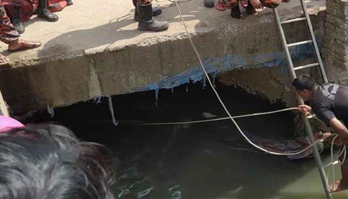এবার রাজধানীতে খালে পড়ে নিখোঁজ ১